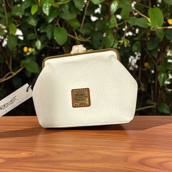 Dooney & Bourke White Leather kiss lock coin purse Women's. Rare color - Picture 2 of 6